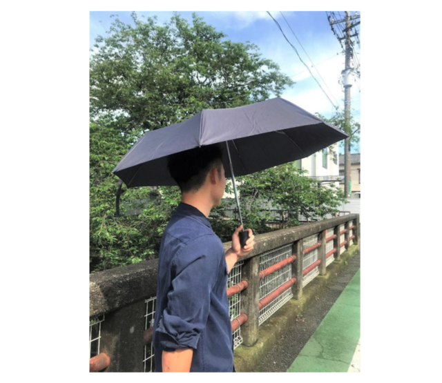 日傘を差す人