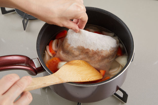 カツオ節を加えて火にかける