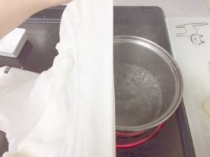 衣類に蒸気を当てる