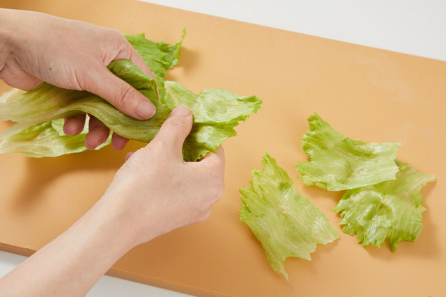レタスをちぎる