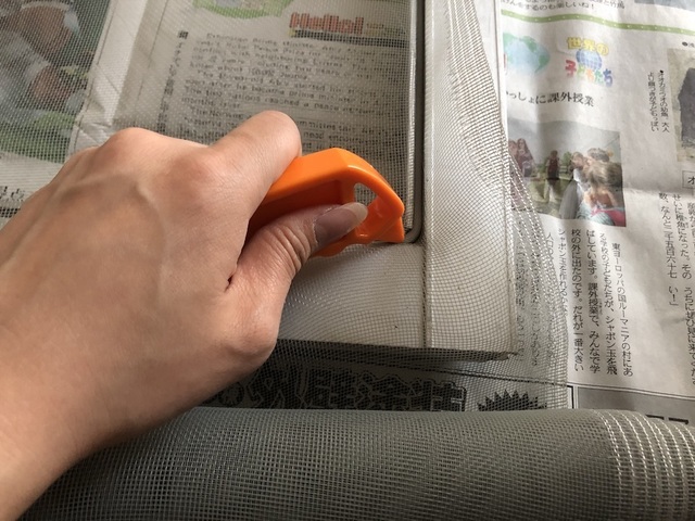 余分な網押さえゴムをカッターでカットする