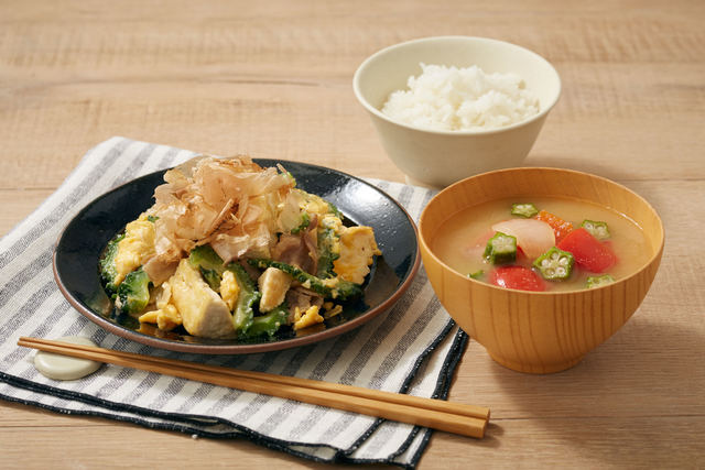 「定番ゴーヤチャンプルー」と「夏野菜のコクうま味噌汁」
