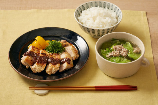 「ヨーグルト鶏の万能味噌のせ」と「ひき肉とレタスのスープ」