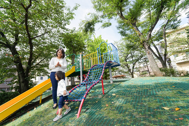 公園にいる親子