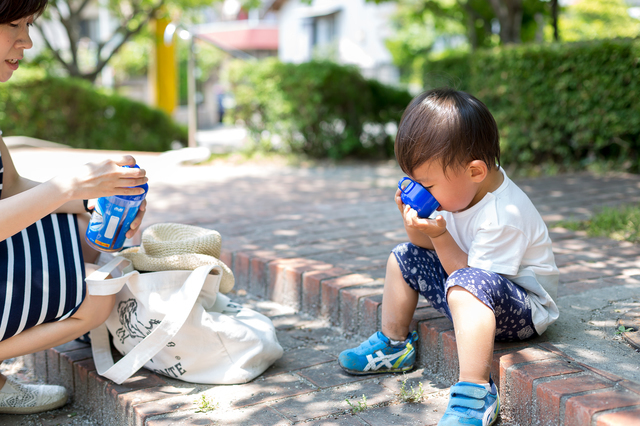 水分補給する子ども