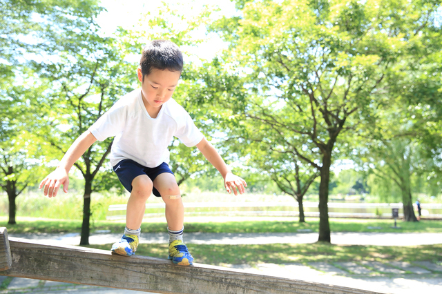 半袖半ズボンを着用した子ども