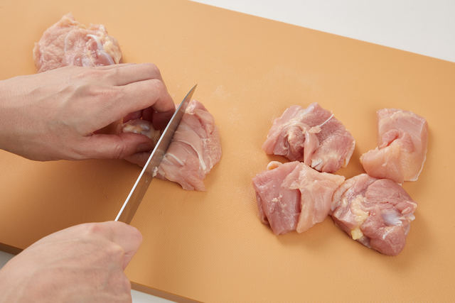 鶏モモ肉は食べやすい大きさに切る