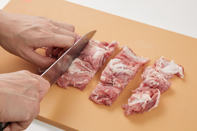 豚モモ肉を一口大に切る
