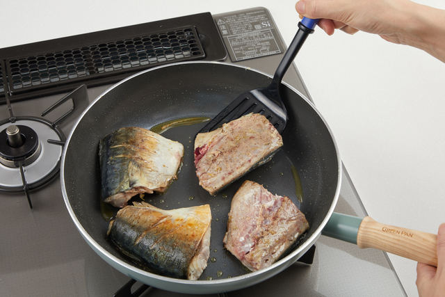 フライパンにオリーブ油を入れ、両面を焼く