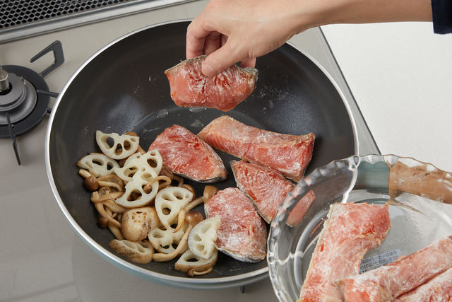 鮭を焼く