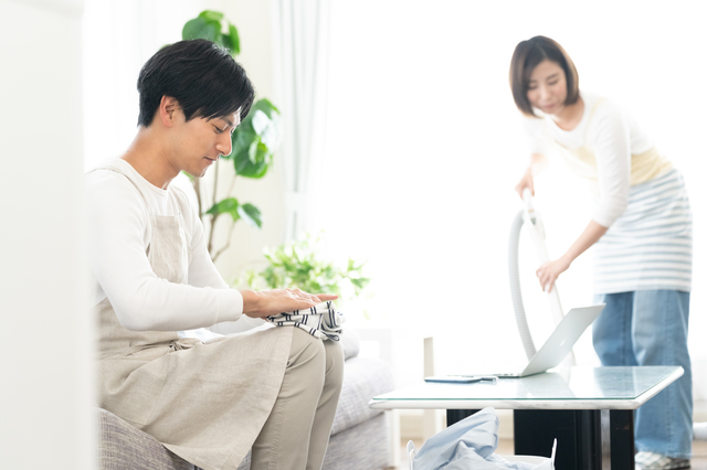 家事をする夫婦