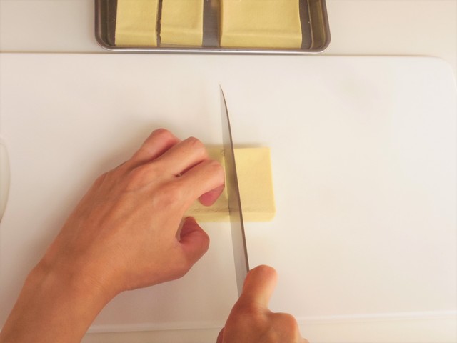 高野豆腐を半分に切る