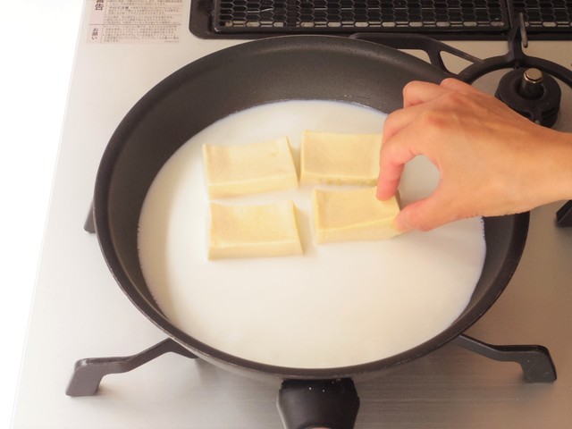 高野豆腐を入れる