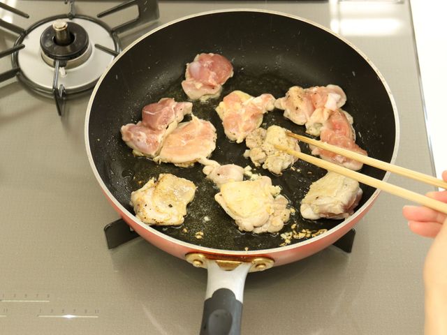 フライパンで鶏肉を焼く