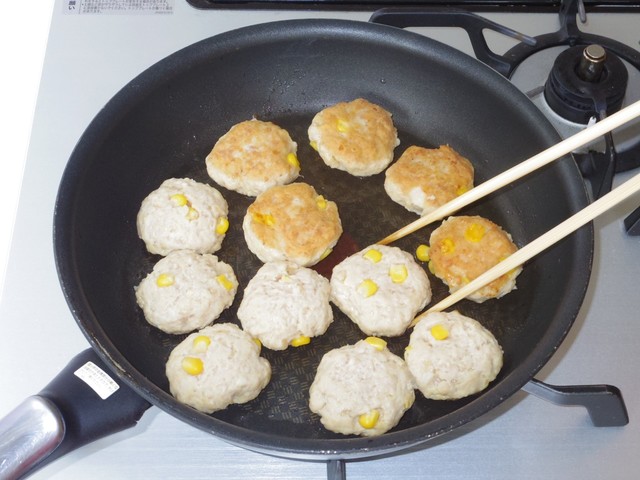 つくねを焼く