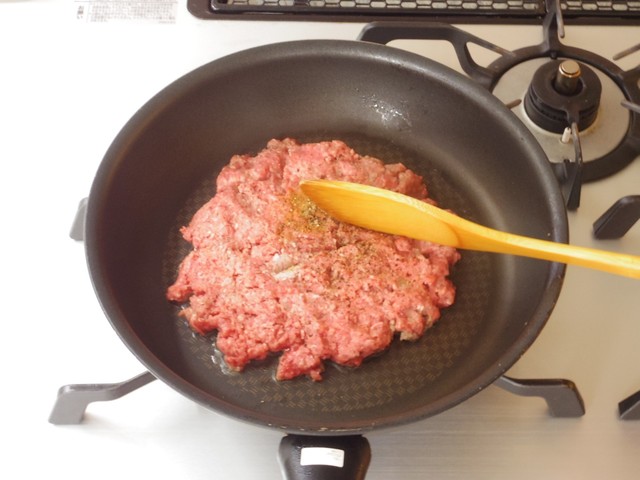 ひき肉を炒める