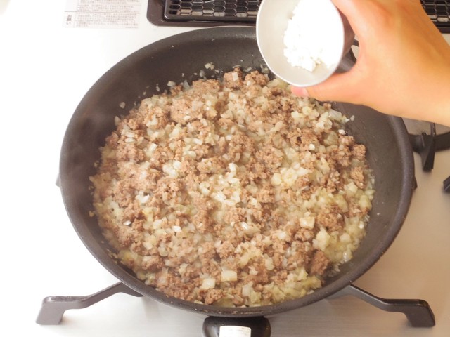 小麦粉をふり入れてさらに炒める