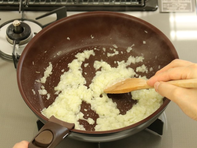 タマネギをしんなりするまで炒める