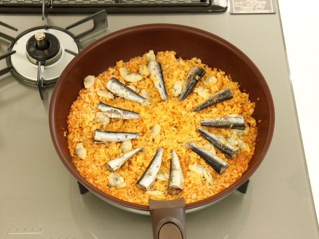 オイルサーディンをのせる