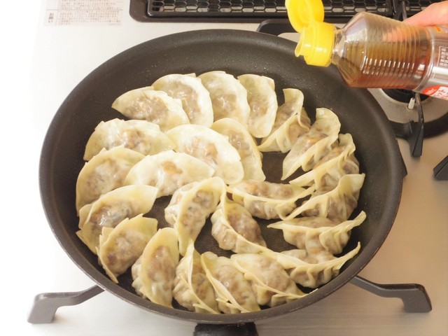 ごま油を鍋肌から回し入れる