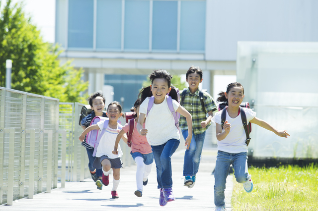 走る子どもたち
