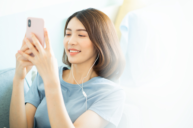 スマートフォンを操作する人