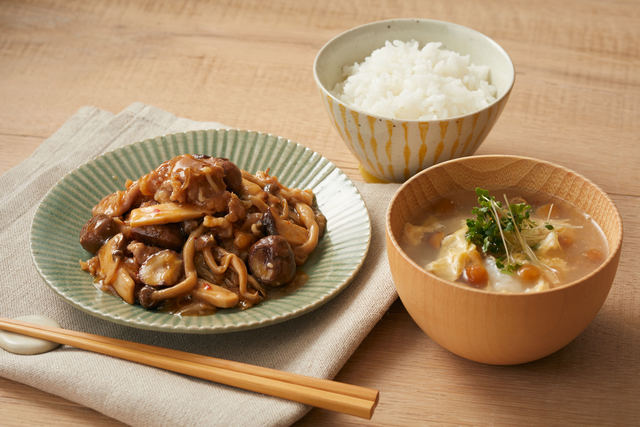 「豚肉とキノコと甘栗のごちそう炒め」と「たたき長芋と卵のふんわりスープ」