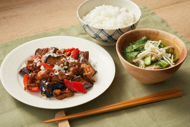 「豚肉とナスのみそ炒め」と「小松菜とエノキのお吸い物」