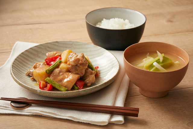 「鶏肉と長芋のさっぱり煮」と「キャベツとタマネギの味噌汁」