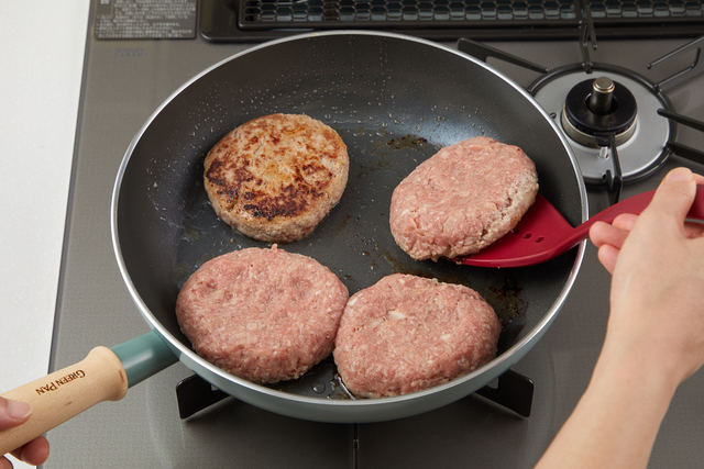 フライパンで両面を焼く