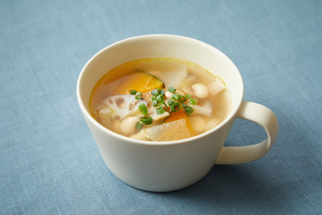 根菜と大豆のコンソメスープ
