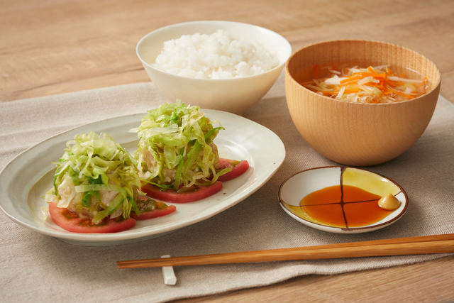 「ふんわりレタスのしゅうまい」と「せん切り野菜のお吸い物」