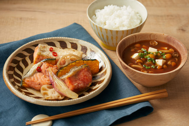 「秋鮭と野菜の南蛮漬け」と「なめこと豆腐の赤だし味噌汁」