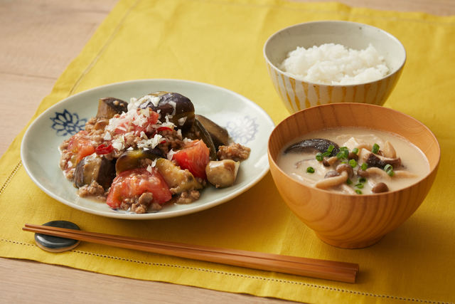 「トマト入り和風麻婆なす」と「きのこの豆乳味噌汁」