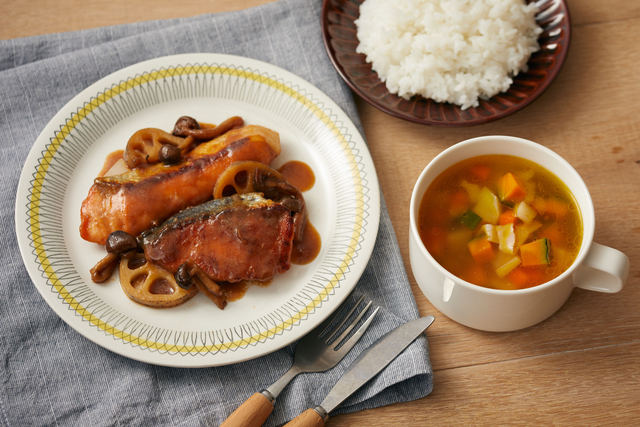 「秋鮭ときのこの照り焼き」と「コロコロ野菜スープ」