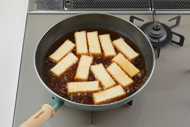 フライパンで厚揚げを煮る