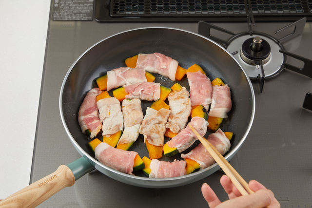 フライパンにサラダ油を入れて焼く