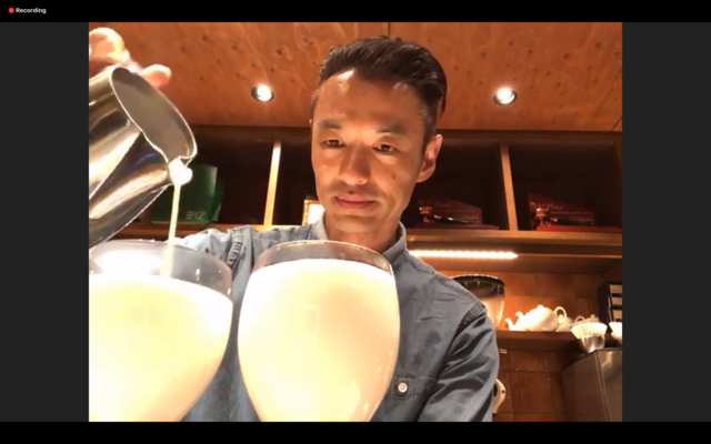 フォームミルクを注ぐ岡田さん