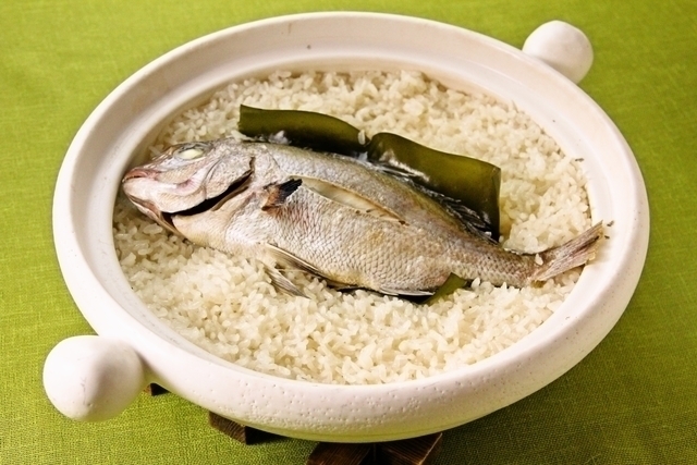 「土鍋で鯛飯」