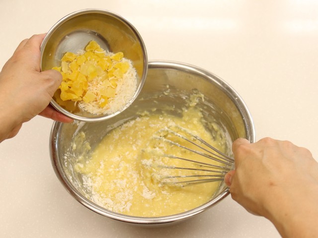 ココナッツロングとドライパイナップルをくわえる