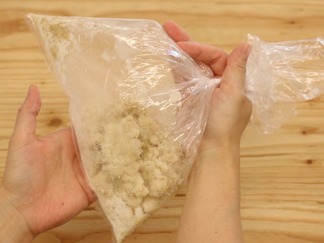 太白ゴマ油を加えてなじませる