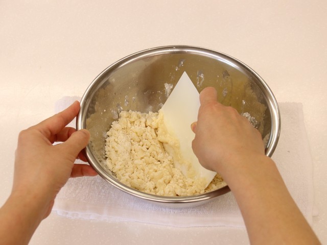 ホットケーキミックスにサラダ油を加えて混ぜる