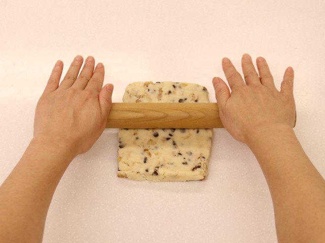 ひとまとめにした生地を伸ばす
