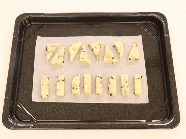 オーブンシートを敷いたオーブン皿に並べて焼く