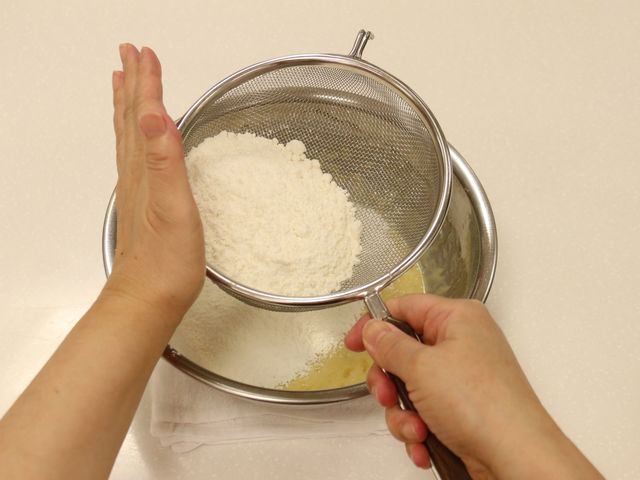 Aをふるい入れる