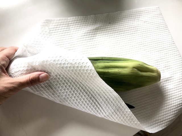 皮付きのとうもろこしをキッチンペーパーで包む