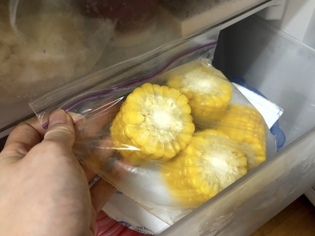 とうもろこしを冷凍用保存袋に入れて冷凍庫で保存