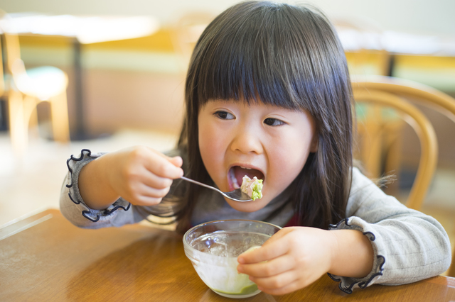 アイスクリームを食べる子ども