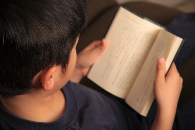 読書する人