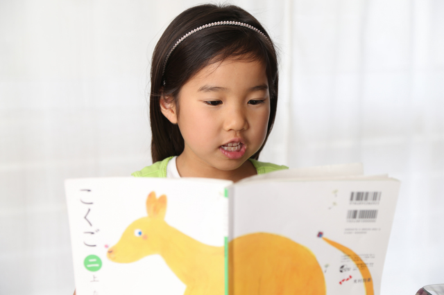 教科書を音読する子ども